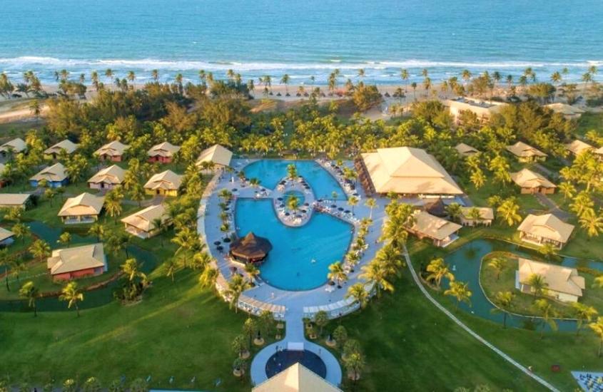 vista aérea de árvores, bangalôs e piscinas de vila galé, um dos melhores resorts all inclusive do brasil, localizado em frente à praia em cumbuco