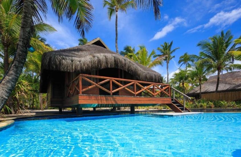 bangalô sobre piscina, durante dia ensolarado em nannai muro alto, um dos melhores resorts all inclusive no brasil para lua de mel localizado em porto de galinhas