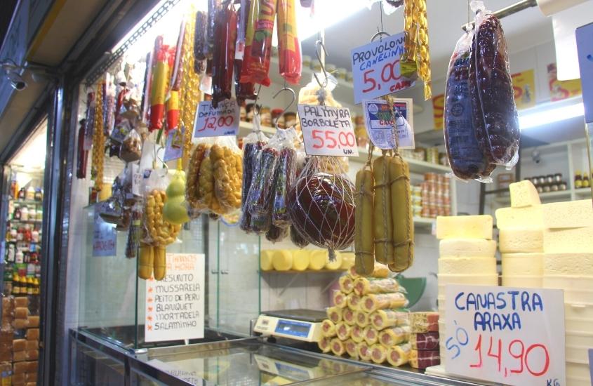 queijos, presuntos e salames expostos para venda em loja de mercado central em belo horizonte