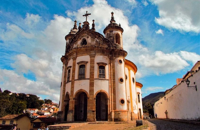 igreja branca e amarela conhecida como nossa senhora do rosário, é uma ótima atração em uma das cidades históricas de minas gerais