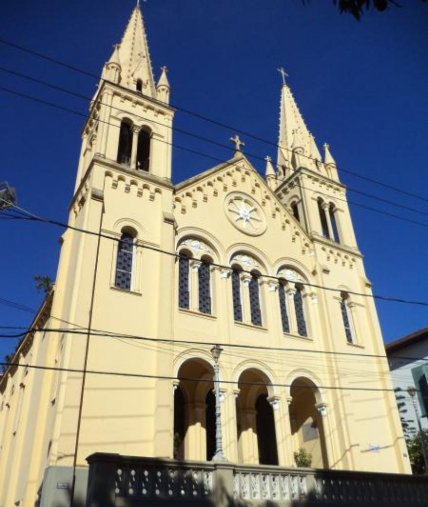 igreja amarela, durante o dia, conhecida como matriz santa teresa é um dos pontos turísticos de santa teresa rj