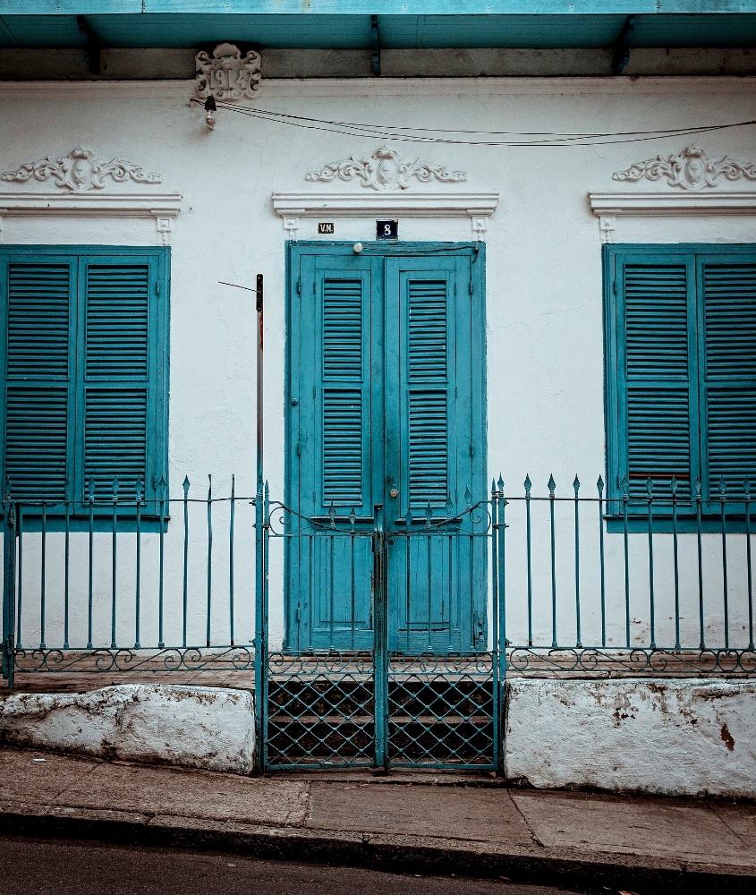 casa branca com portas e janelas azuis em santa teresa, bairro no rio de janeiro