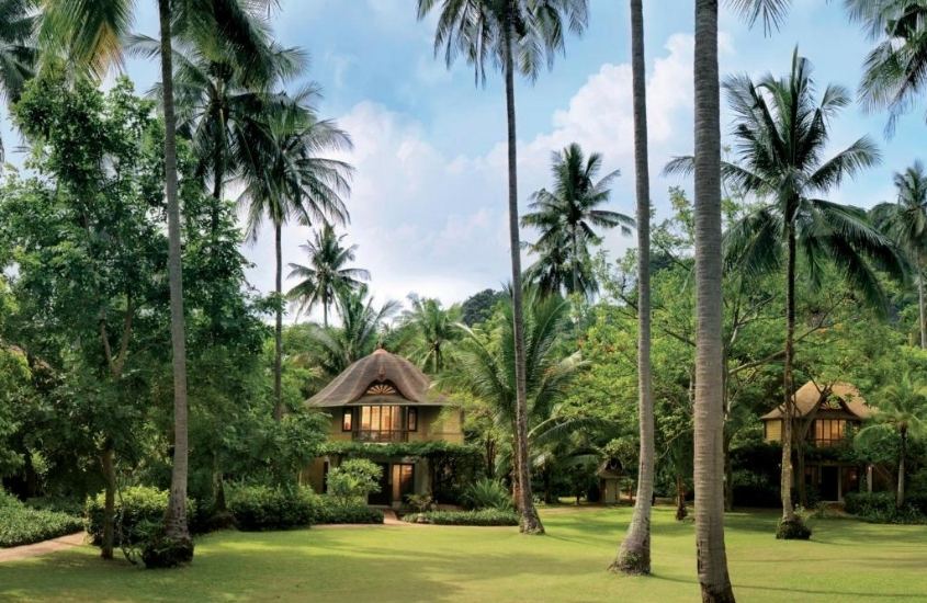 chalé de hotel rayavadee, cercado de árvores, durante o dia em krabi tailândia