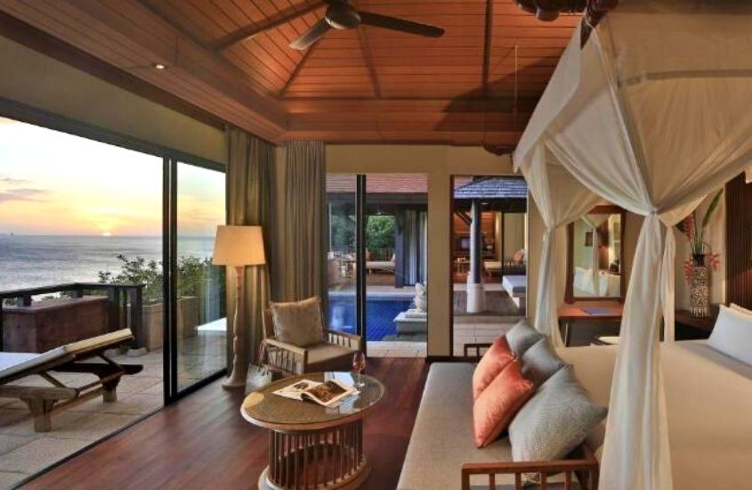 suíte de pimalai resort and spa com varanda com vista para o mar, durante entardecer em krabi tailândia