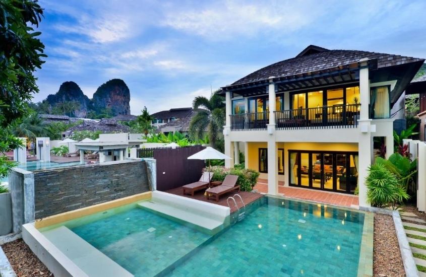 piscina privativa com vista para as montanhas em bhu nga thani resort and spa em krabi tailândia