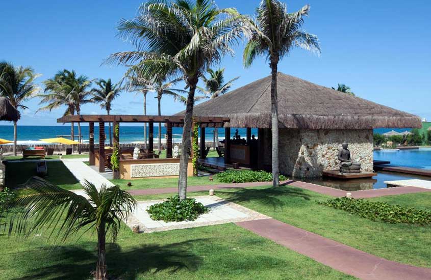 durante o dia, piscina e quiosque em área de lazer externa com vista para a praia em hotel pé na areia