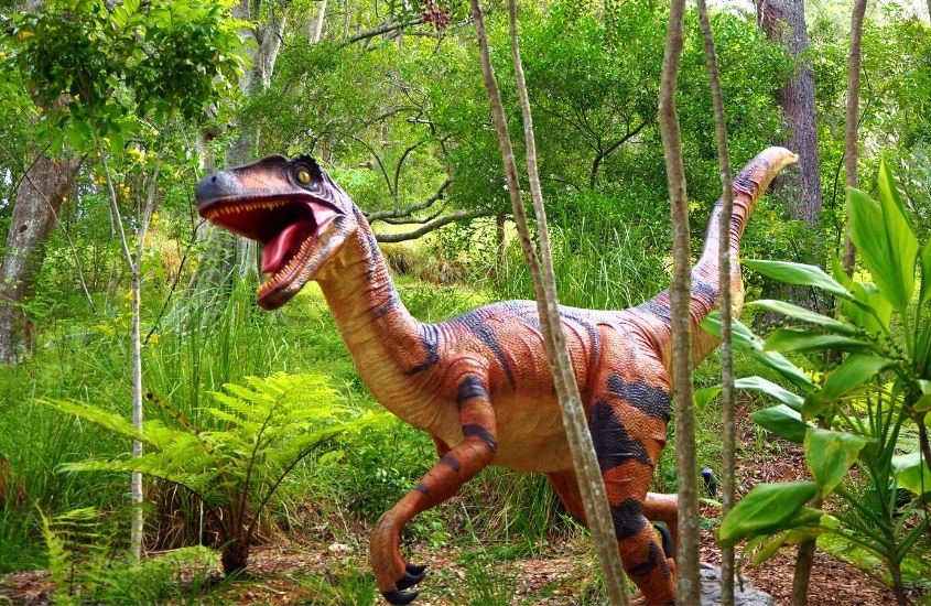 réplica realista de dinossauro em vale dos Dinossauros, uma ótima atração para quem busca o que fazer em foz do iguaçu em 3 dias