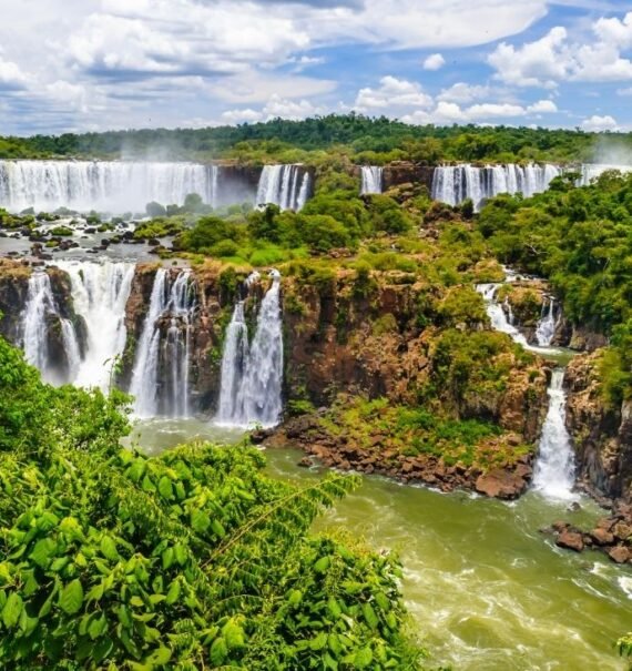 quedas d'águas de cachoeiras cercadas de árvores, durante o dia em cataratas do Iguaçu