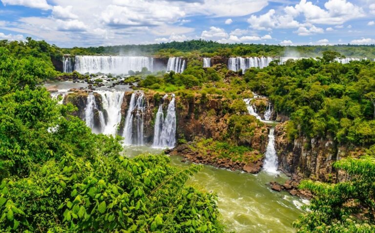 quedas d'águas de cachoeiras cercadas de árvores, durante o dia em cataratas do Iguaçu