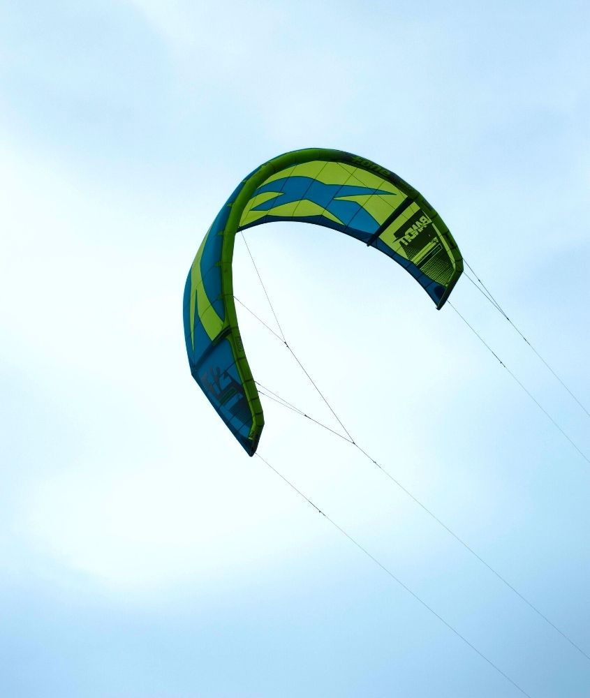 pipa verde e azul de kitesurf, uma das atividades disponíveis para quem busca o que fazer em lençois maranhenses