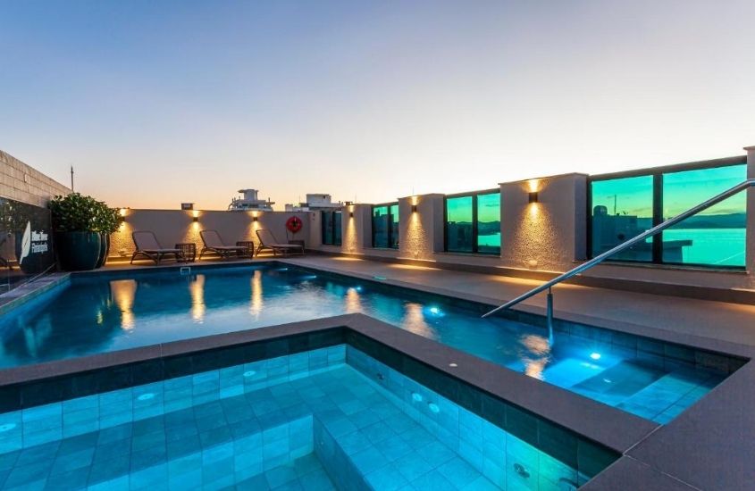 durante entardecer, piscina em terraço de Blue Tree Premium Florianópolis, um dos melhores hotéis em Florianópolis