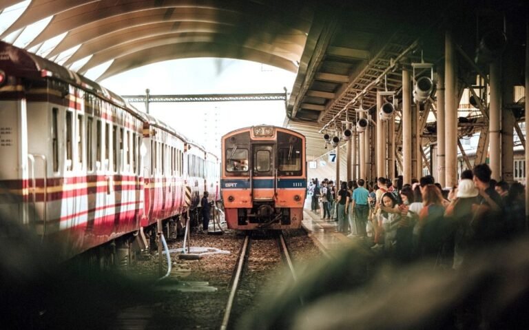 pessoas e trens em estação de trem, durante o dia em bangkok