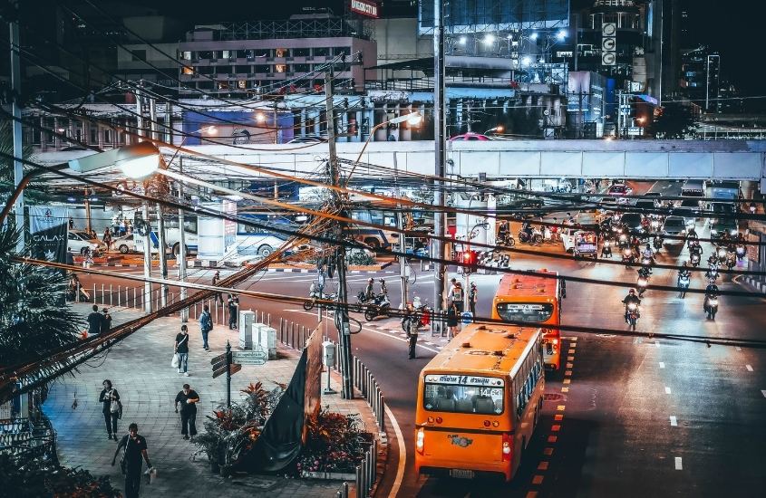 vista aérea, durante a noite, de rodoviária em bangkok, onde há pessoas e ônibus, uma das opções para quem procura como ir de Bangkok para krabi