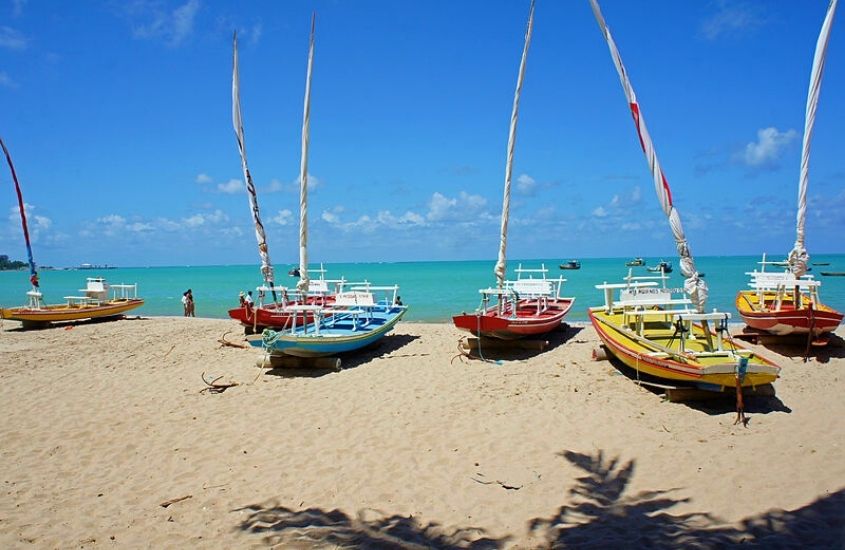durante o dia, barcos em areia de Praia de Pajuçaras