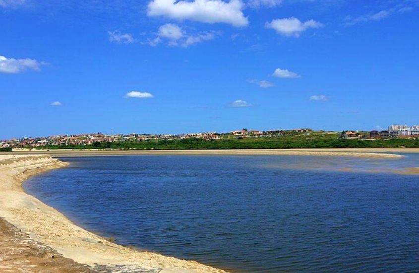 areia e mar, durante dia ensolaraod em Praia de Aquiraz no Ceará, um dos melhores destinos para viagem em família no brasil