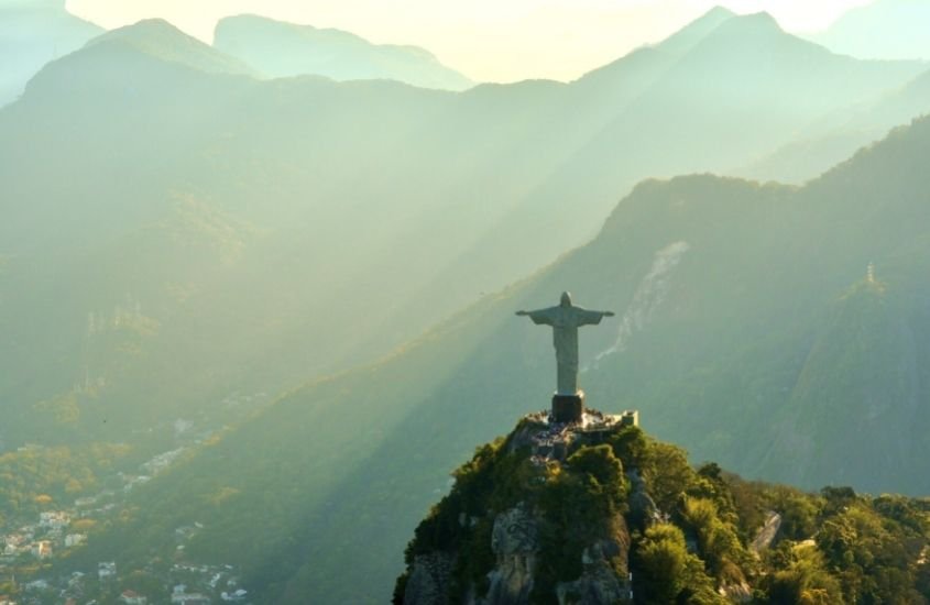 vista aérea de cristo redontor em Rio de Janeiro, um dos melhores lugares para viajar em família no brasil