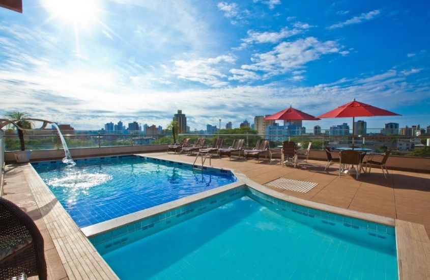 piscinas em cobertura com vista para a cidade, durante dia ensolarado em área de lazer do Del Rey Quality Hotel, um ótimo hotel em foz do iguaçu centro