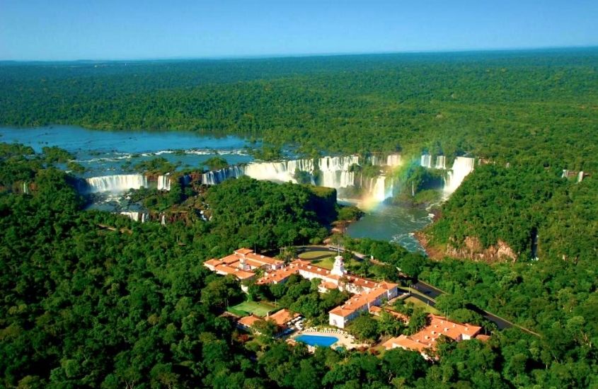 durante o dia, vista aérea de instalações de belmond hotel, localizado em frente as Cataratas do Iguaçu