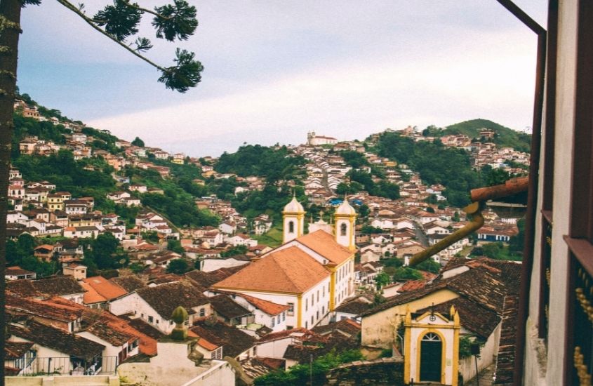 vista aérea de igrejas e casas em ouro preto, durante o dia