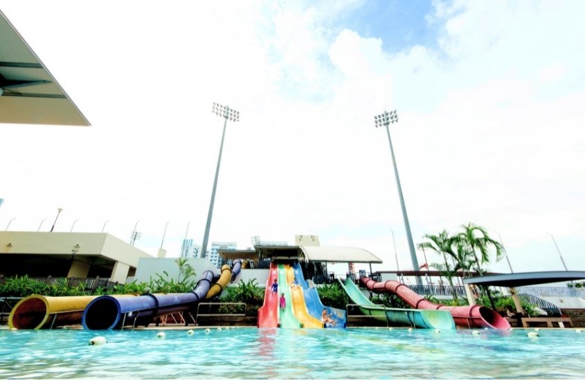 pessoas escorregando em tobogã aberto, durante o dia em diroma acqua park, um dos melhores parques de diversões do brasil