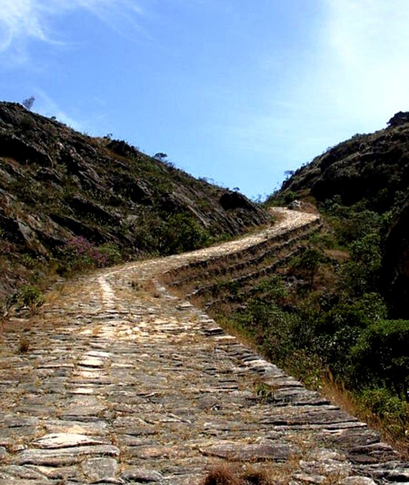 trilha de pedras, durante o dia, conhecida como caminho dos escravos, é um dos melhores passeios em diamantina