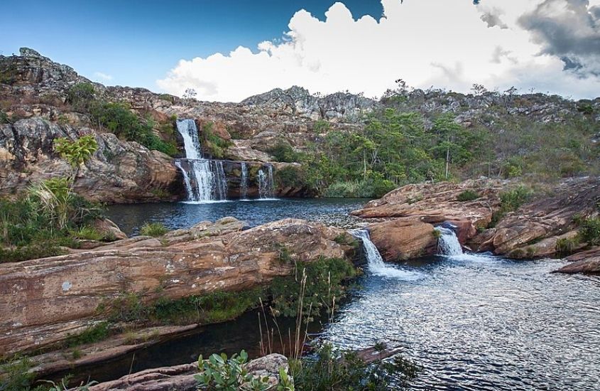 cachoeiras cercadas de rochas e árvores, durante o dia, em parque estadual do biribiri, uma atração para incluir lista de o que fazer em diamantina minas gerais