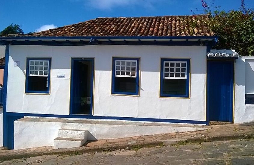 casa branca e azul com porta aberta, onde morou o ex-presidente juscelino kubitschek é um dos principais passeios em diamantina