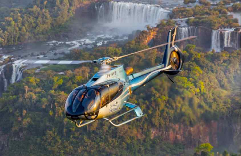 Helicoptero sobrevoando as cataratas, uma das atrações turísticas em Foz do Iguaçu