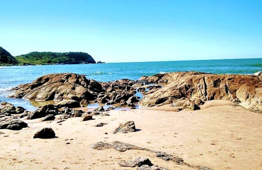 durante um dia ensolarado, pedras em frente ao mar de uma das praias de Penha SC