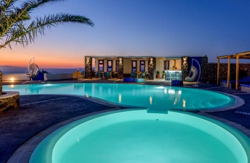 piscinas em cobertura em frente ao mar, durante entardecer em área de lazer do anemomilos hotel and villas