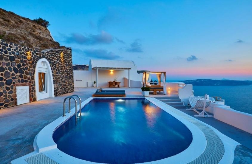 piscina com vista para o mar, durante entardecer em terraço do celestia grand, um dos hotéis de luxo em santorini