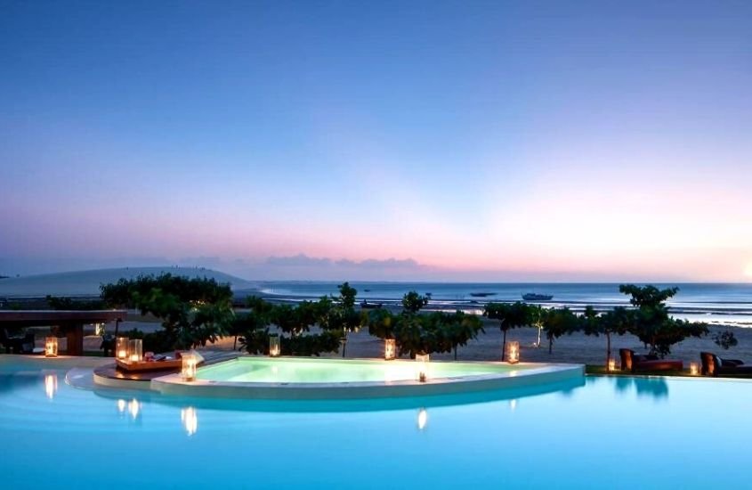 piscina com vista para o mar, durante entardecer, em área de lazer de Essenza Hotel, um dos melhores hotéis em jericoacoara a beira mar