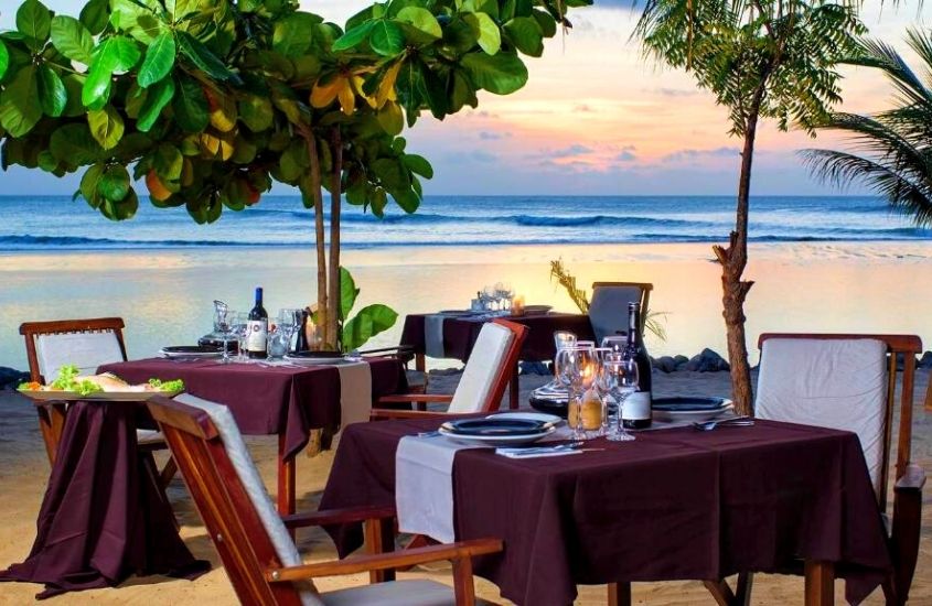 cadeiras e mesas, durante o dia, de restaurante pé na areia de My Blue Hotel, uma das melhores opções entre pousadas e hoteis em jericoacoara