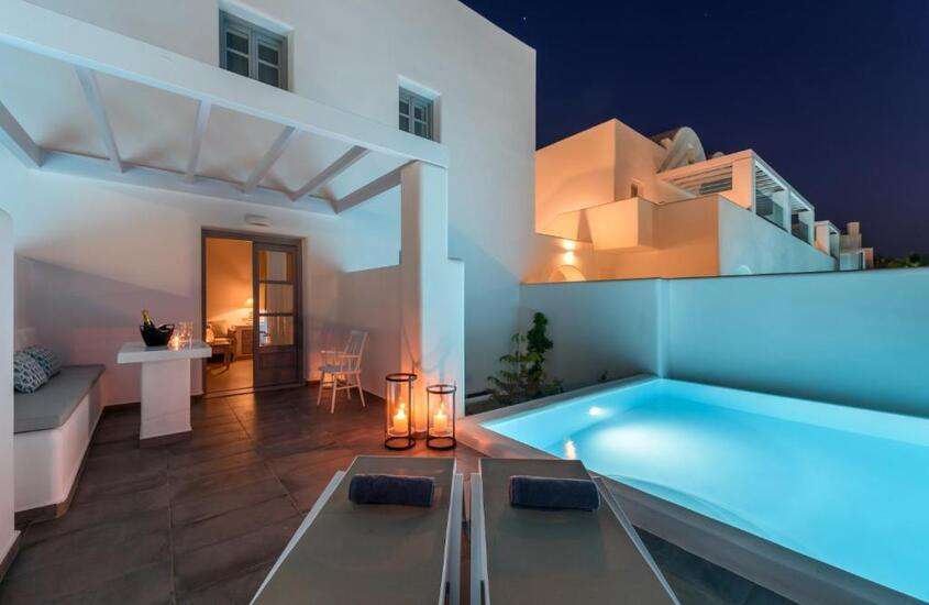 durante a noite, piscina privativa em suíte de hotel em Santorini