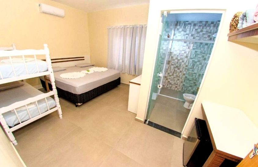 beliche e cama de casal em suíte de Pousada Morada dos ANJOS, um ótimo lugar onde se hospedar perto do beto carrero world