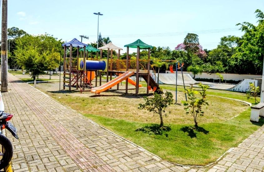 brinquedos em playground em área externa da Pousada Vila Regina, durante o dia