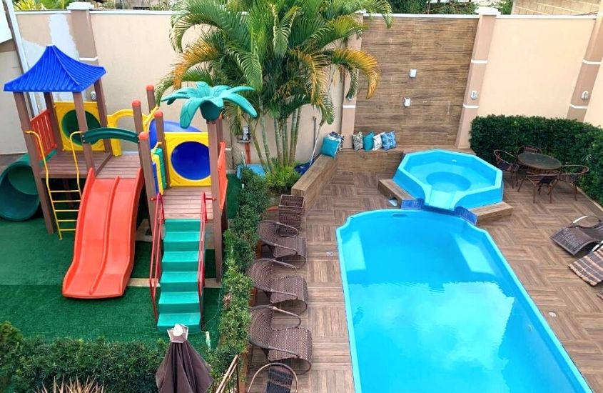 brinquedos e piscinas, durante o dia, em área de lazer de Pousada Duas Ilhas, uma ótima opção para quem busca por hotéis e pousadas perto do beto carrero world