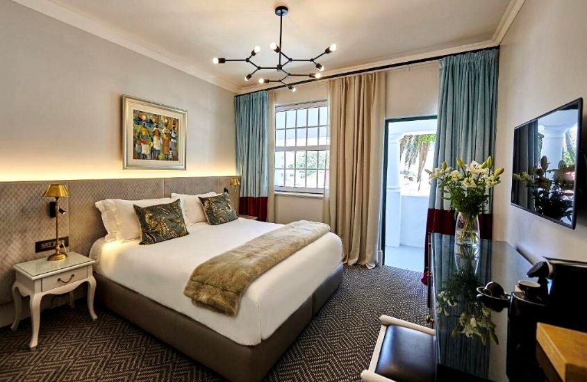 cama de casal, poltrona e televisão em suíte de The Winchester Hotel