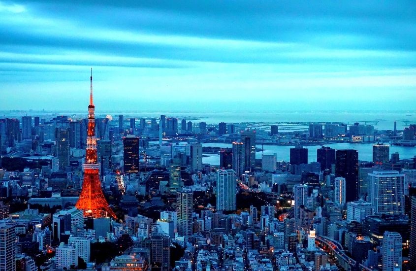 vista aérea de prédios em tokyo, durante anoitecer em tokyo, um dos lugares para viajar com crianças