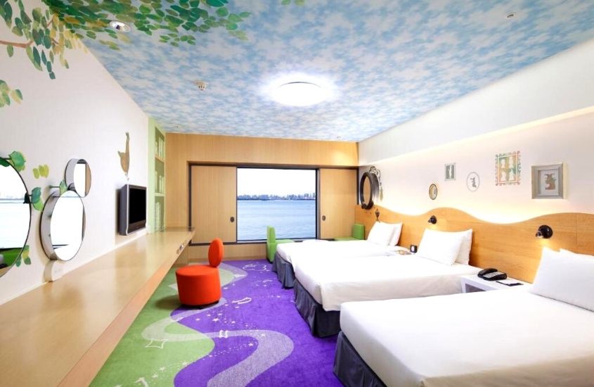 camas em quarto colorido de quarto do Hilton Tokyo Bay