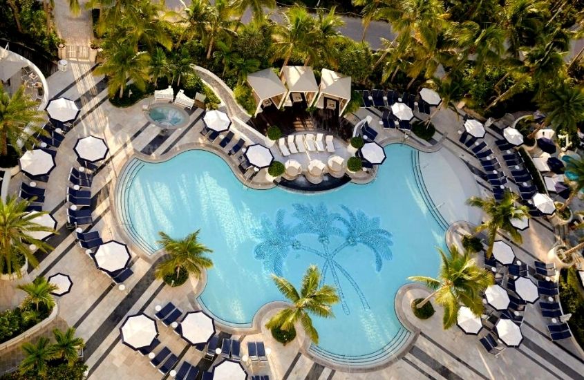vista aérea de piscina cercada de árvores durante dia ensolarado em Loews Miami Beach Hotel