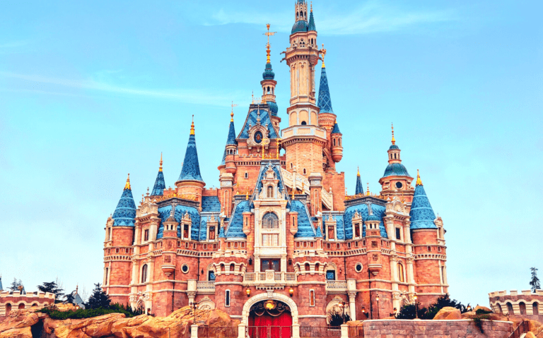 castelo laranja e azul, sob céu azul no parque magic kingdom, durante o dia em orlando