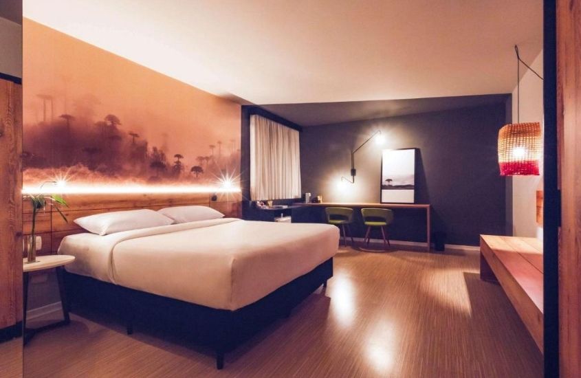 cama de casal em suíte de Mercure Curitiba Hotel
