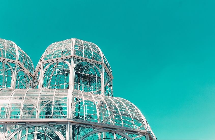 cúpula de jardim botânico, sob céu azul, durante o dia em curitiba