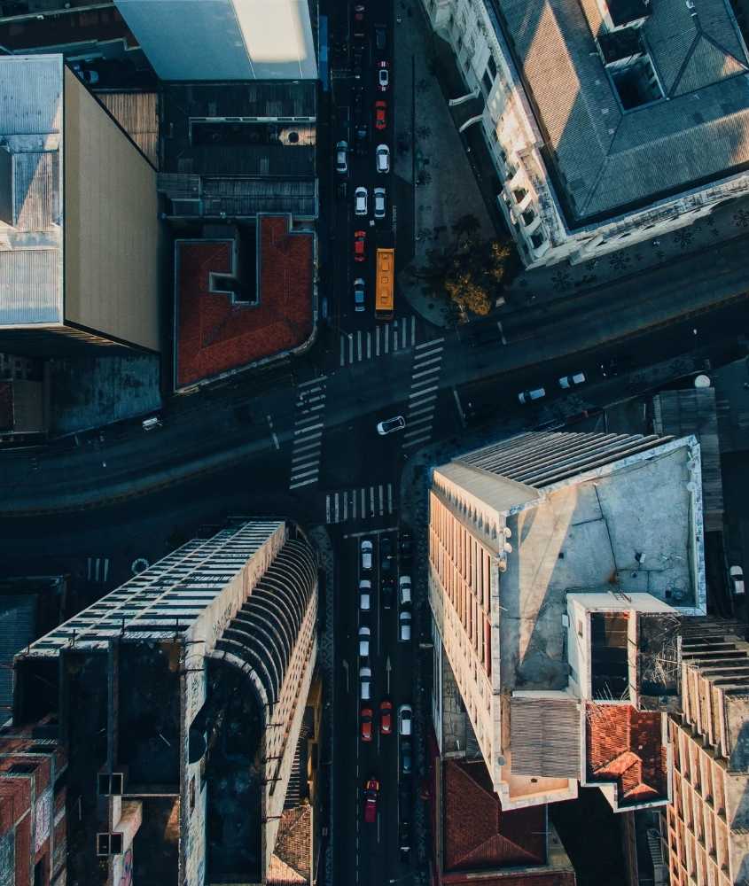 vista aérea de prédios e carros em curitiba, durante o dia