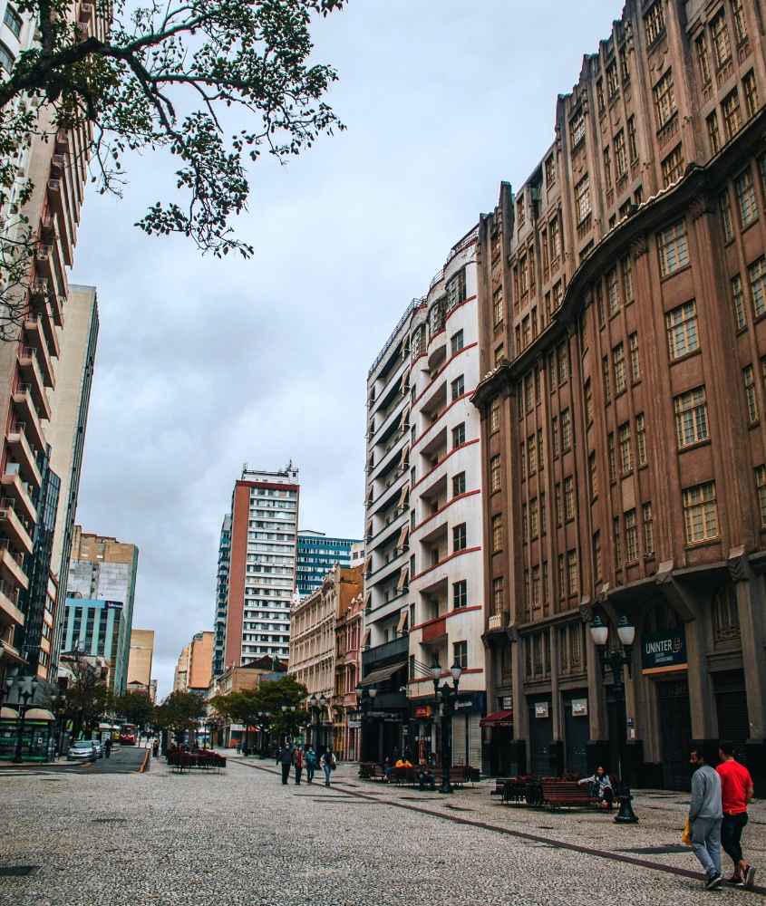 durante o dia, pessoas caminham em Avenida Vicente Machado, um ótimo lugar para incluir no roteiro Curitiba