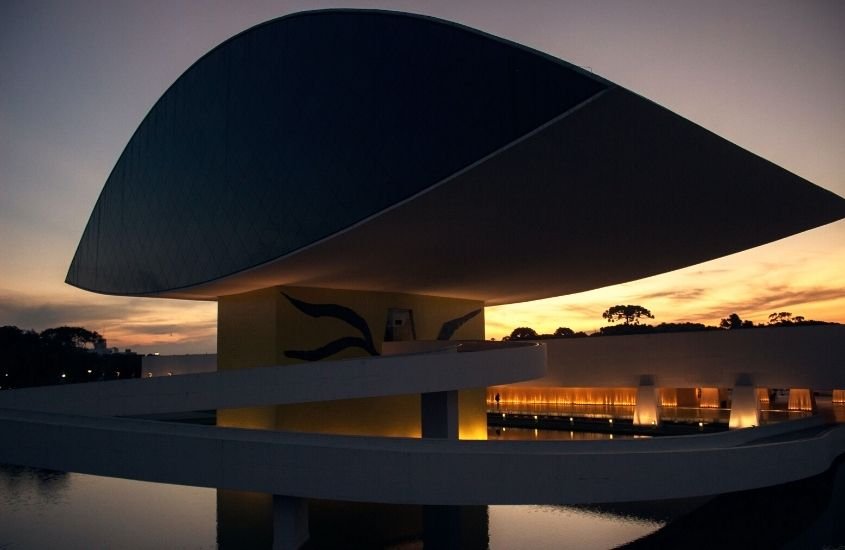 Museu Oscar Niemeyer, durante o entardecer, é uma ótima atração para quem procura o que fazer em Curitiba