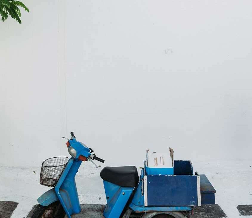 durante o dia, scooter estacionada em rua da ilha de mykonos