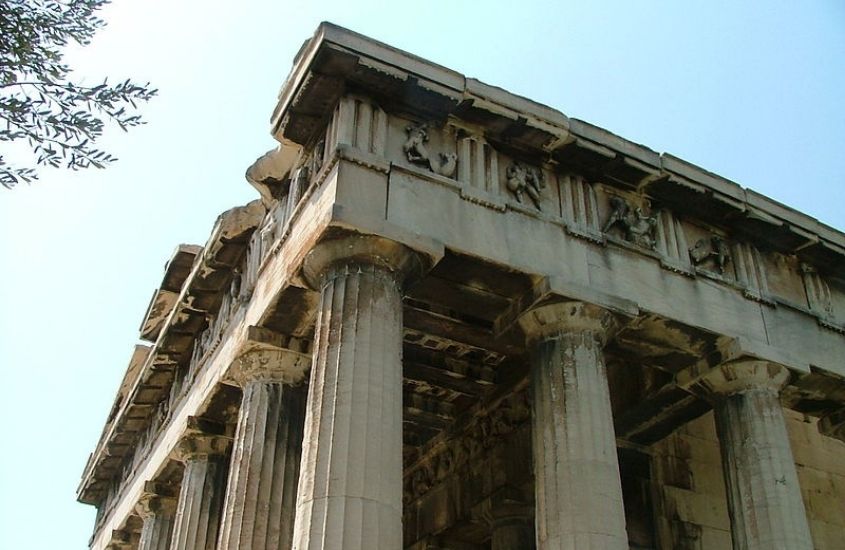 colunas de Templo de Hefesto, um dos melhores passeios em atenas