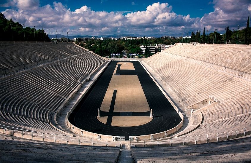 vista aérea, durante o dia, de arquibancada de mármore de Estádio Panatenaico
